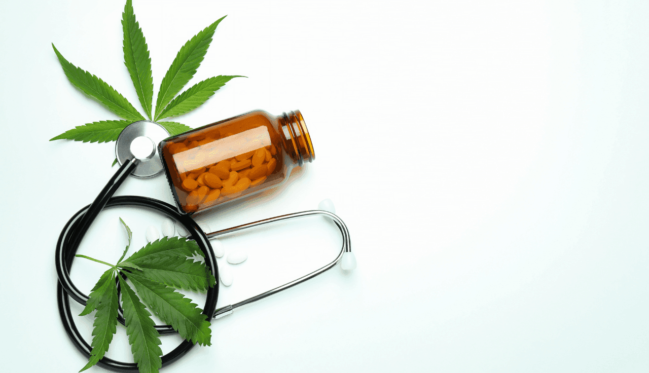 Stethoskop mit Cannabis Blatt und Medikamenten